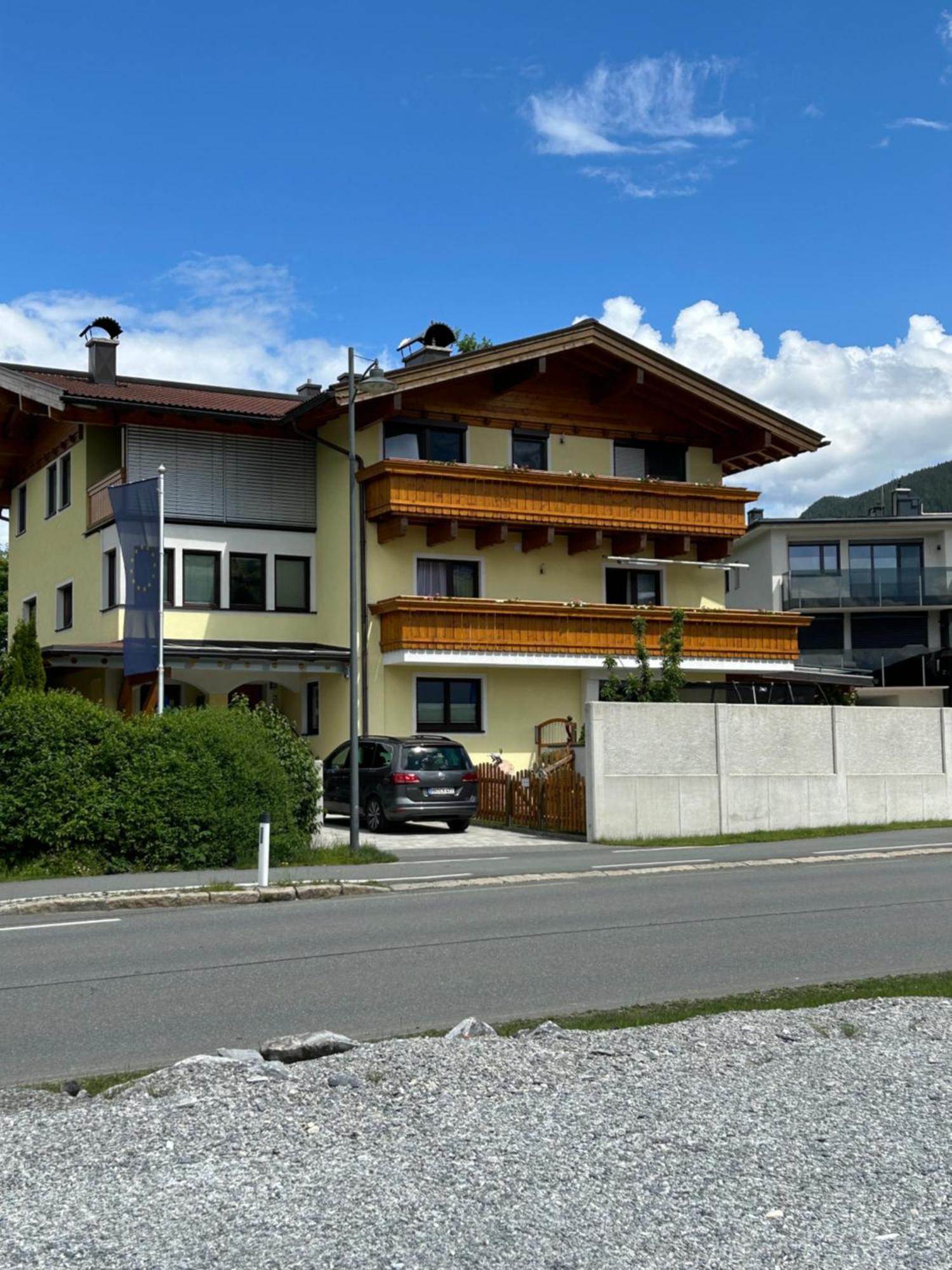 Haus Laubreuter Apartment Kaprun Bagian luar foto