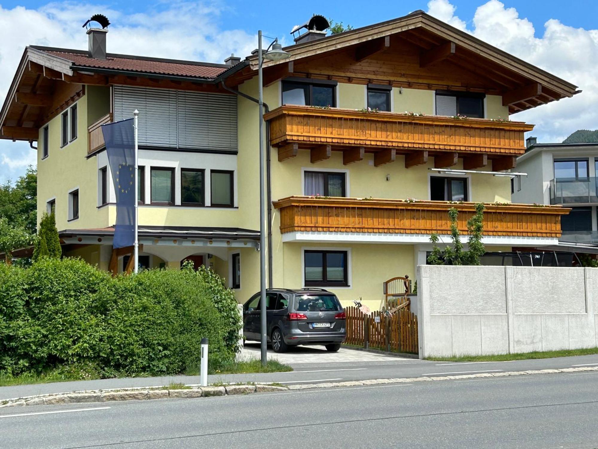 Haus Laubreuter Apartment Kaprun Bagian luar foto