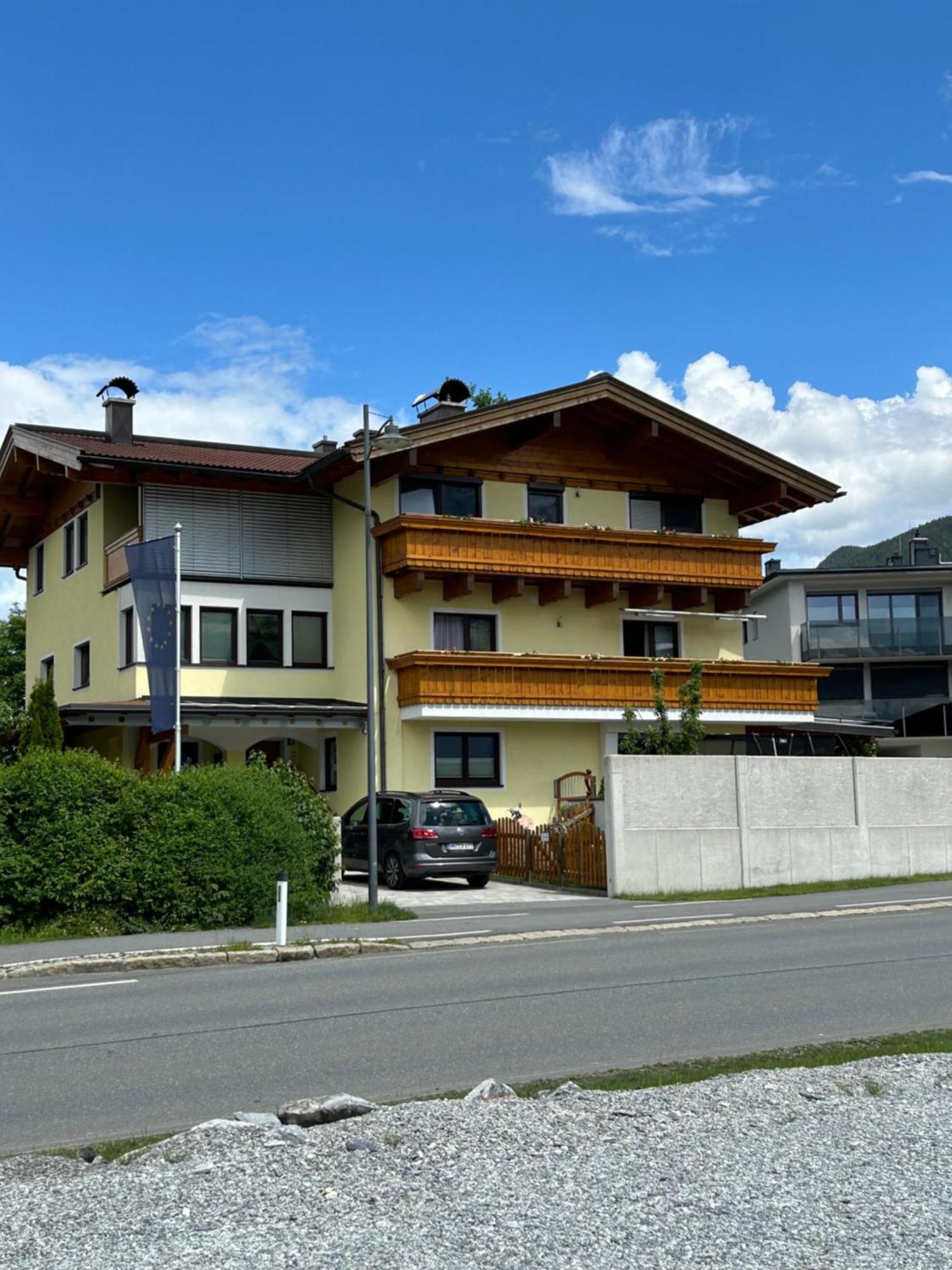 Haus Laubreuter Apartment Kaprun Bagian luar foto